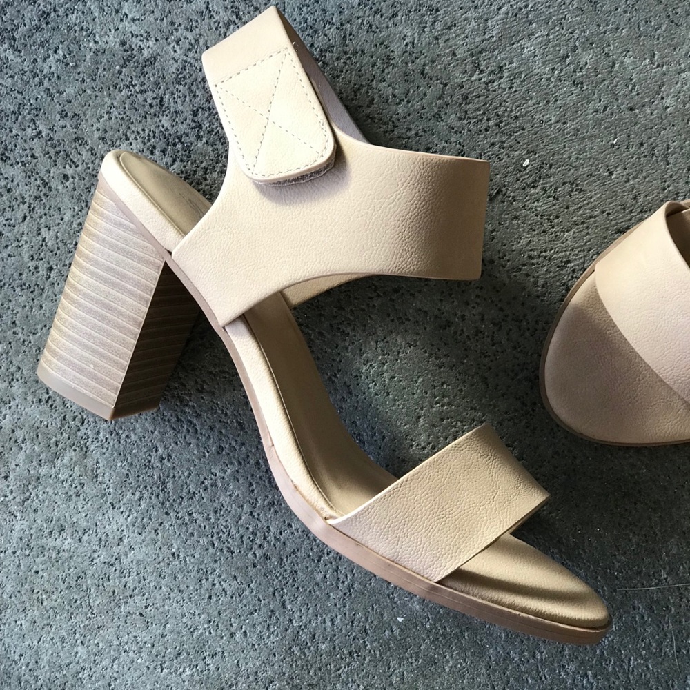 Restock! Soda Natural Velcro Strap Stacked HEEL - Picture 3 of 11
